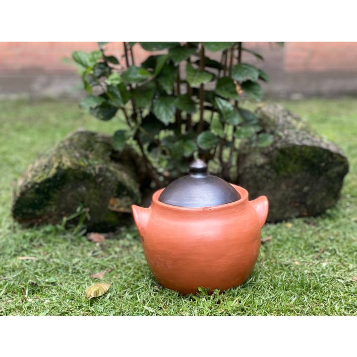 Authentic La Chamba Pottery & More Wholesaler – Großhandel Kochtopf – Tontopf zum Kochen Terrakotta mit schwarzem Deckel Chorote 4 Liter