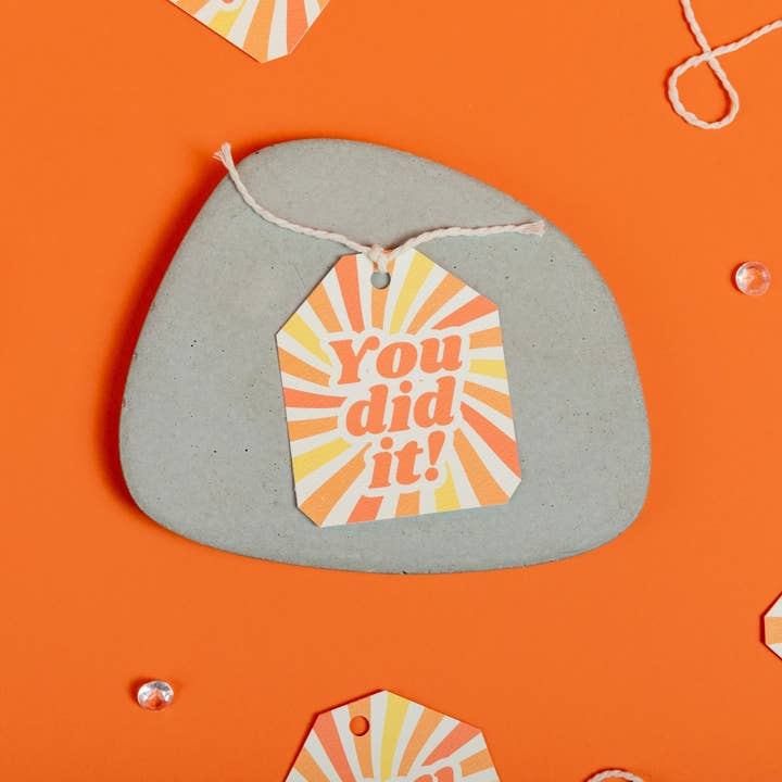 Tu l'as fait ! Étiquettes cadeaux de félicitations pour la vente par Lucky Dog Design Co.