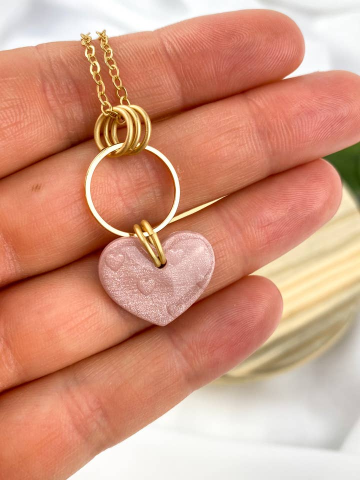 Leslie | Collar de San Valentín | Colgante en forma de corazón de arcilla rosa para venta al por mayor de Light Shine