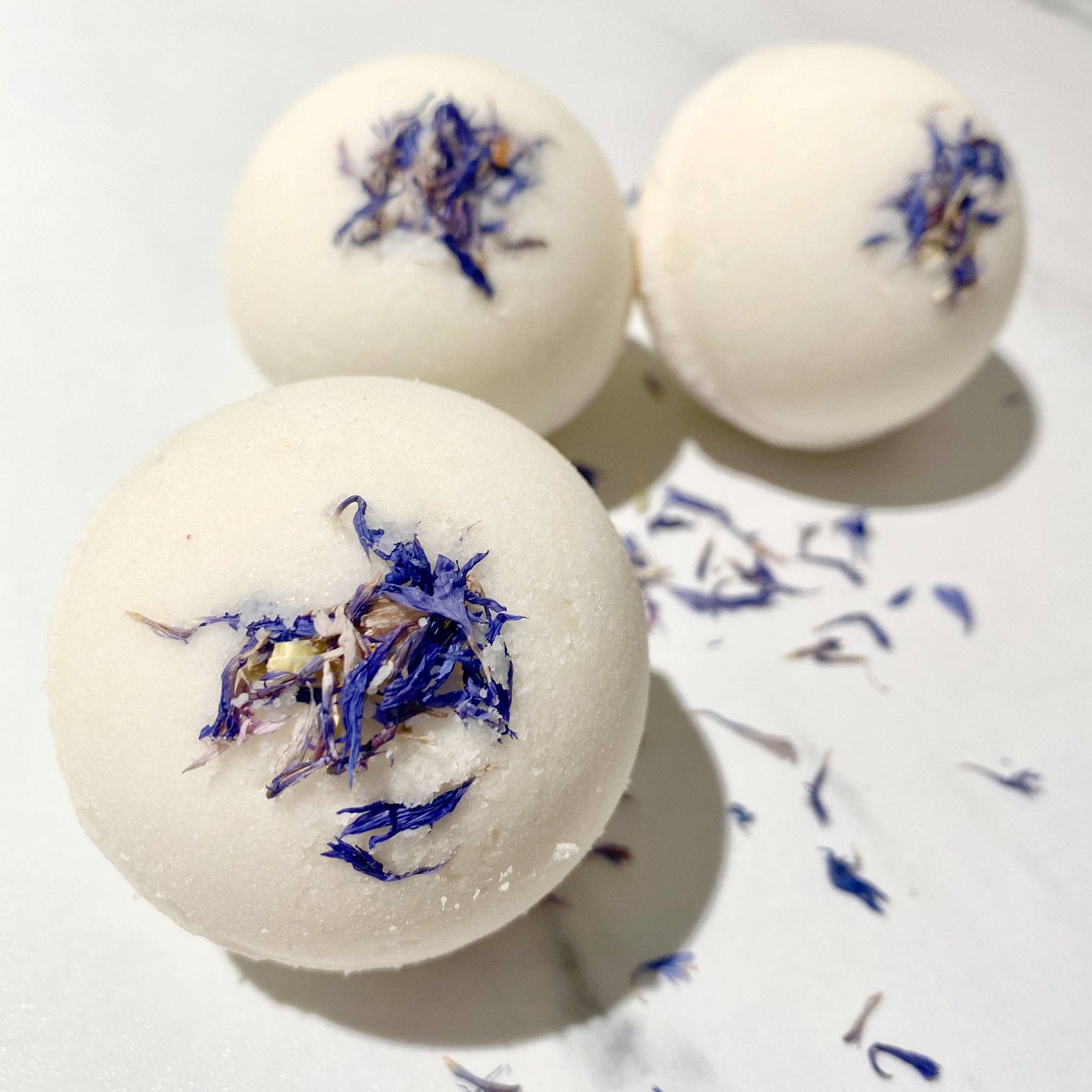 seifenwaren.de – wholesale Badbomb/fizz – Badbomb fylld med blommor med blåklint, hållbar1