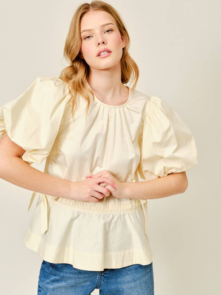 AJT5624 PUFFÄRM SHIRRING MIDJA DETALJER UTSVÄNGD TOPP för wholesale av Aaron & Amber