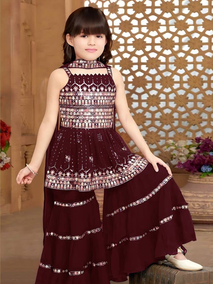 Vestido Infantil de Crepe Bordô para Menina com Kameez, Conjunto Sharara e Dupatta para Casamento - Trabalho de Bordado com Fios e Lantejoulas por atacado de HATKE BRIDE