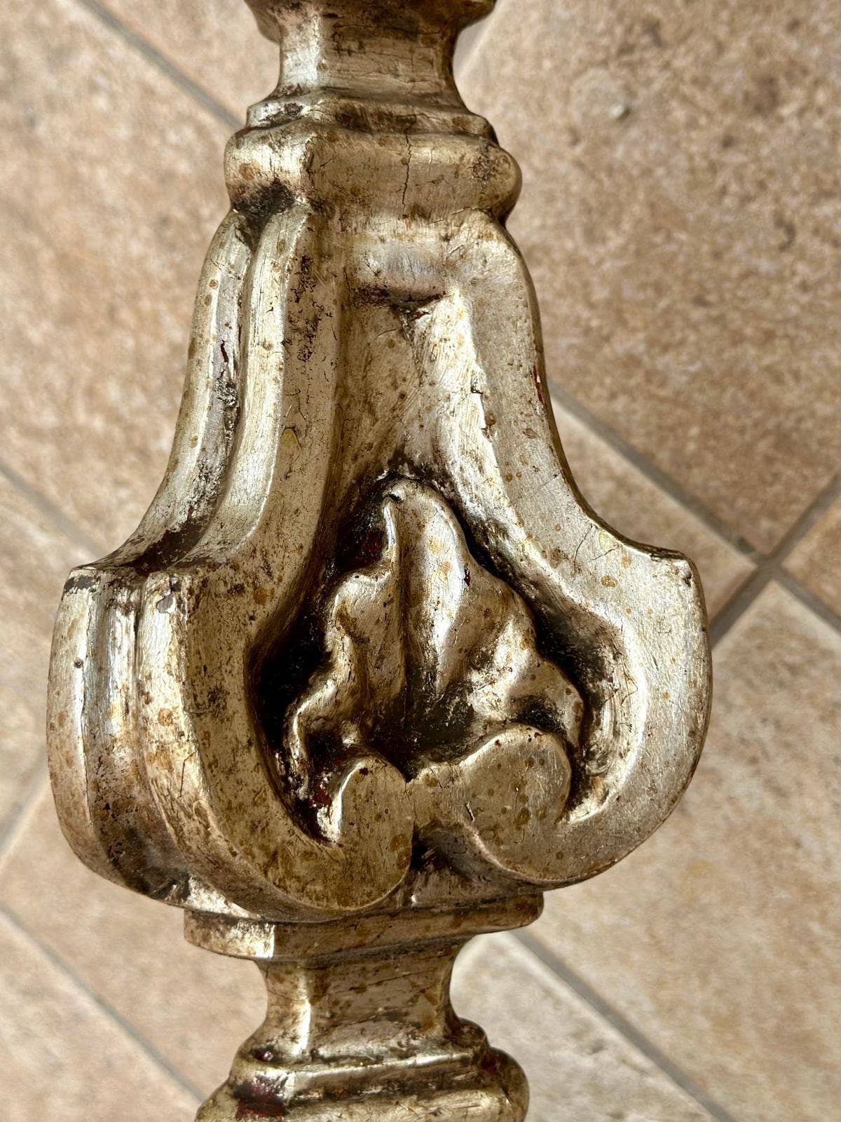 Saved Materials – Großhandel Beistelltisch – Neo-Kitsch Barock Beistelltisch – Dekoratives Podest mit vergoldeter Patina-Oberfläche4