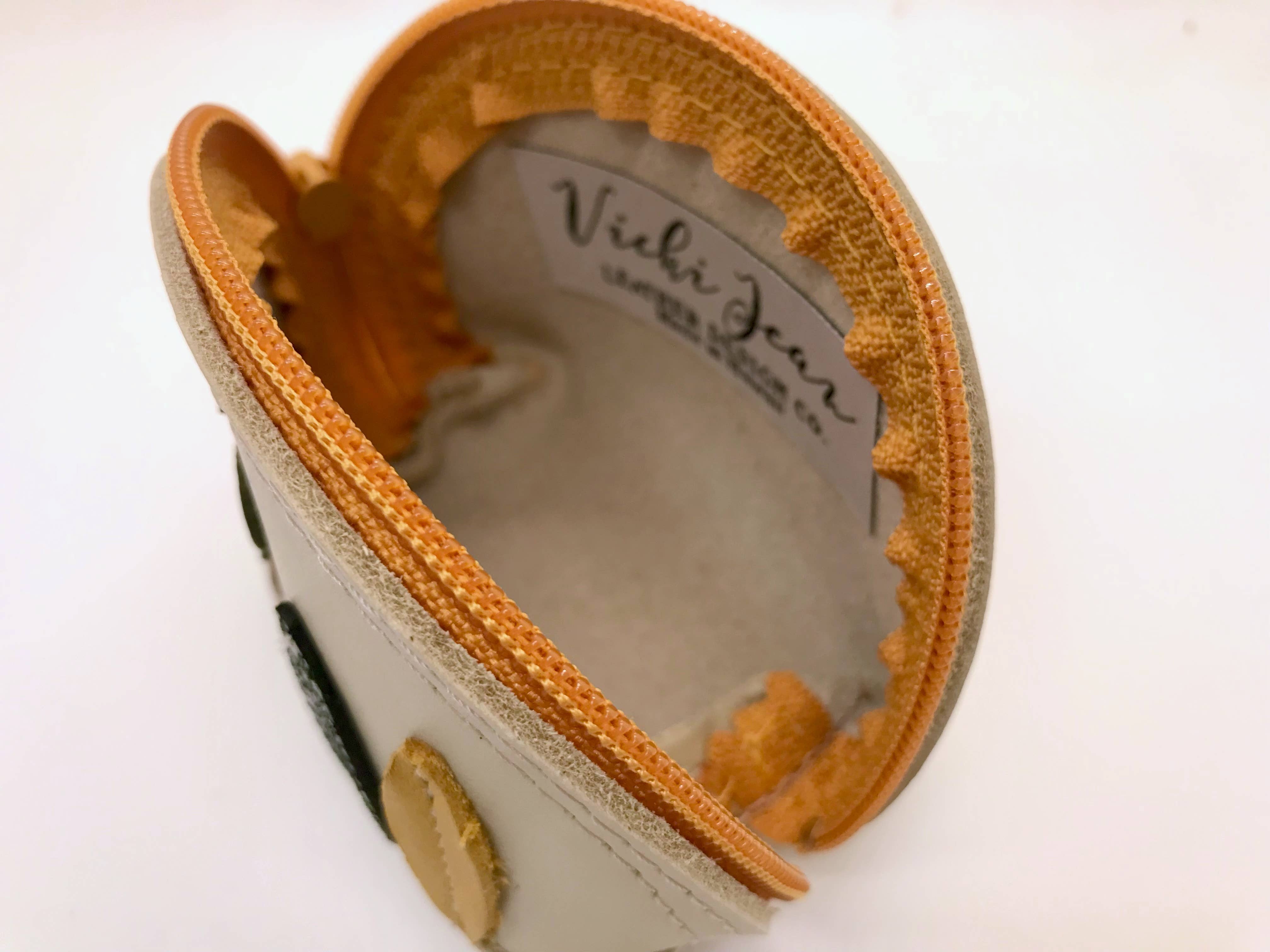 Vicki Jean Leather Design Co. – wholesale Påse - Dam – DJ Pouch Regnbåge Läderapplikation3