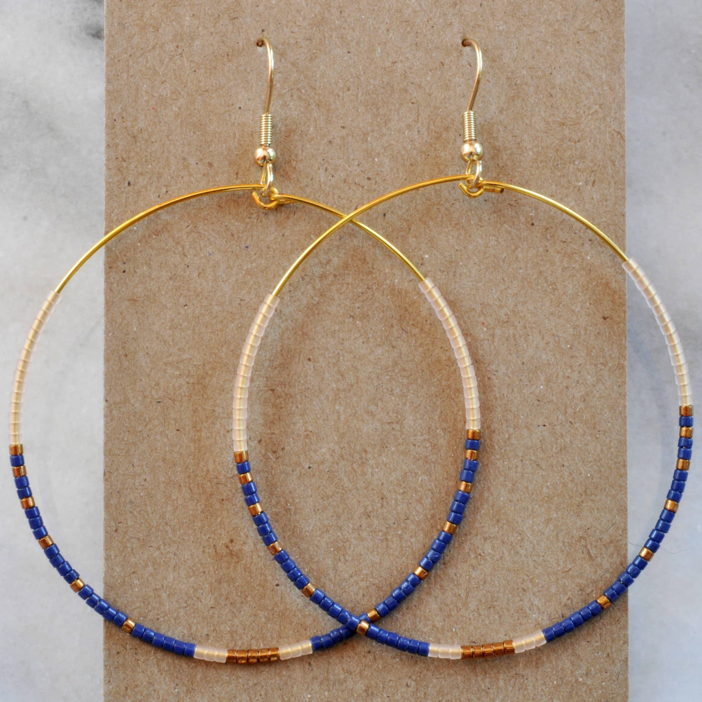 Libby & Smee – wholesale Hängande örhängen – Stora guldpärlformade dinglande hoopörhängen21