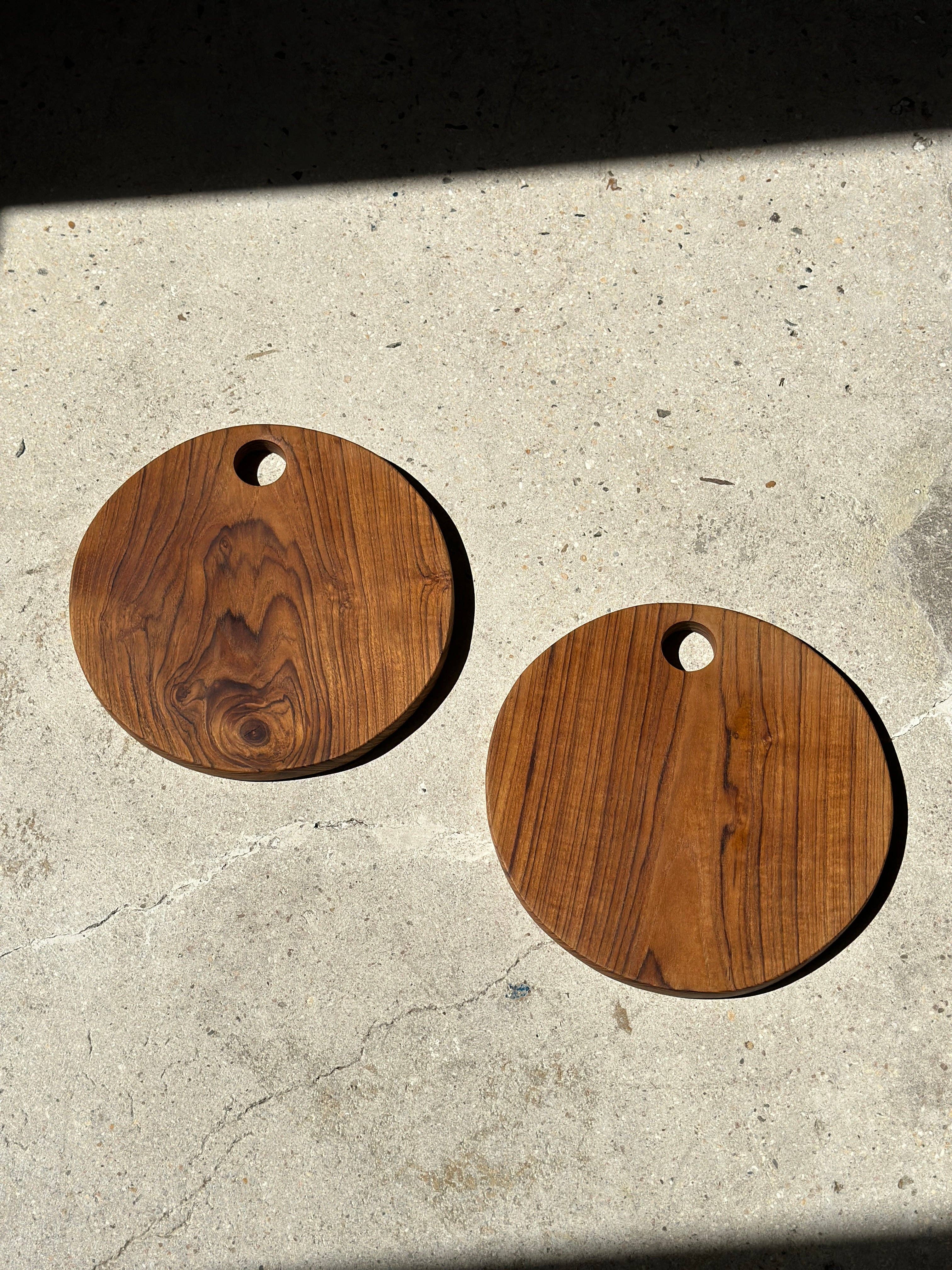 Office Objets – wholesale Skärbräda – Rund skärbräda i urholkad teak D:305