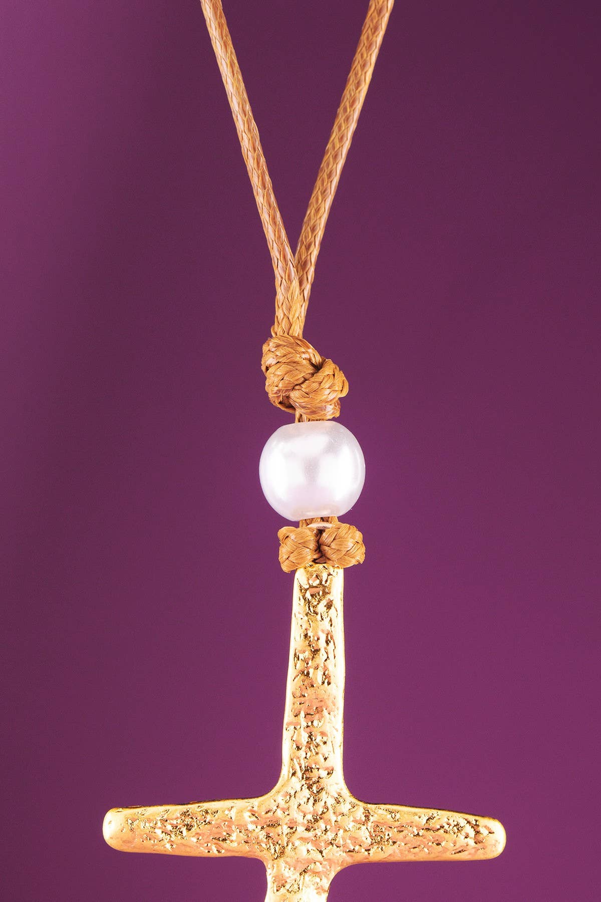 Urbanista – wholesale Hänge-/berlockhalsband – Halsband med hängsmycke i hamrad metall formad som ett kors3