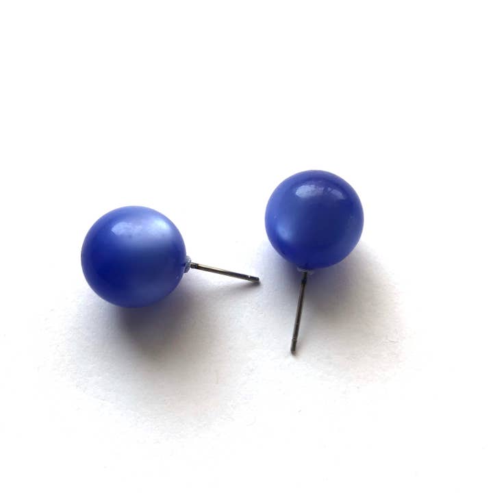 Orecchini a bottone a forma di sfera Moonglow blu fiordaliso per la vendita all'ingrosso da parte di Leetie Lovendale