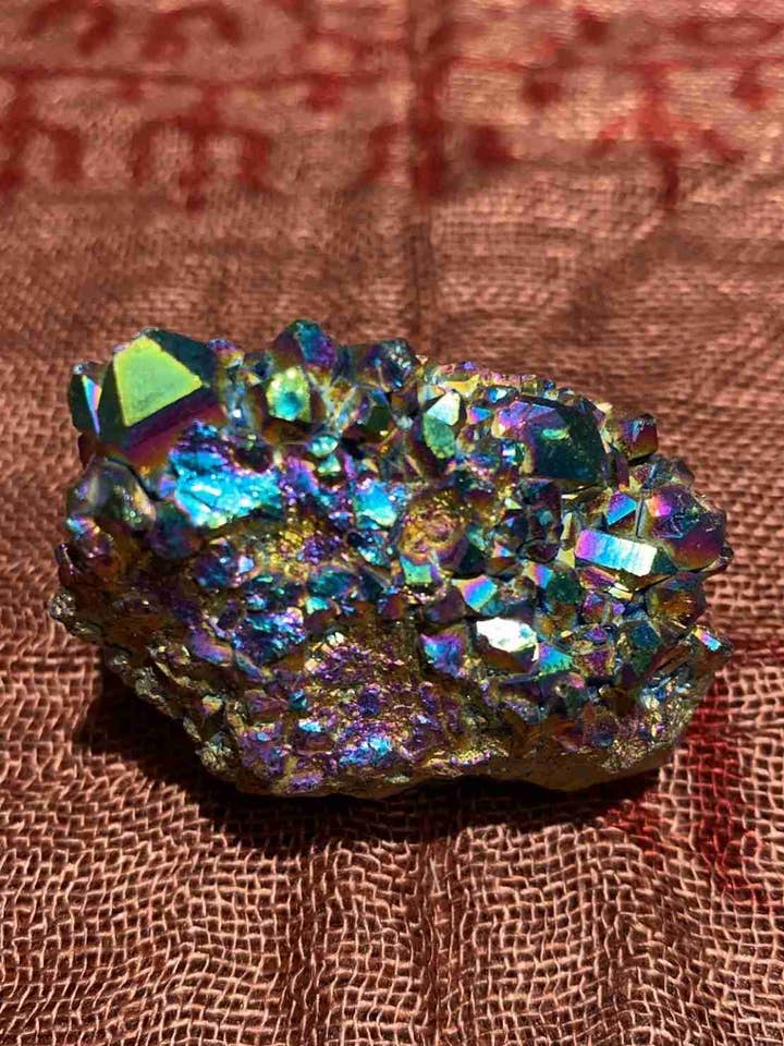 Aura Amethyst Alter Stone for engroshandel hos Katmandu Trading Co.