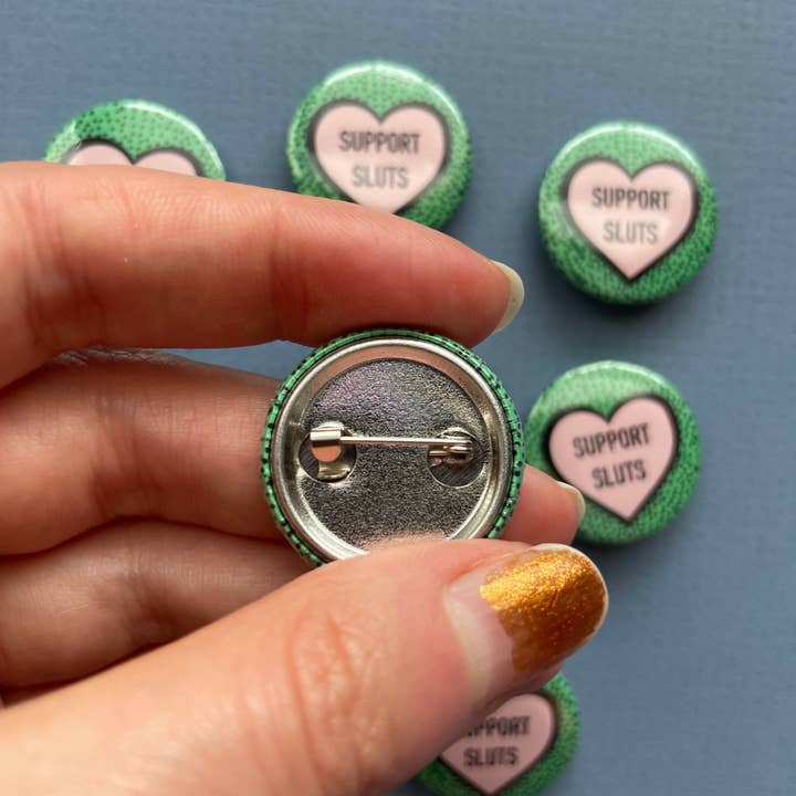 A.J.B- art goodies - Venta al por mayor Botón/prendedor - Pin con forma de corazón Feminist Slut Love