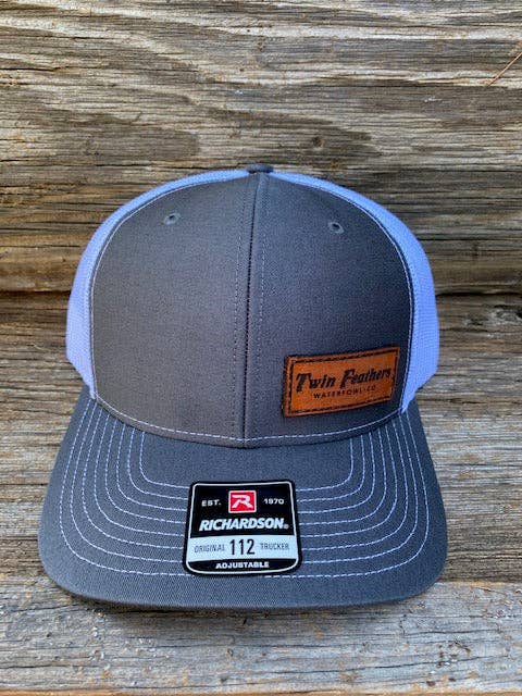 Aufnäher aus anthrazitfarbenem/weißem Leder für den Großhandel von Twin Feathers Outdoor Co