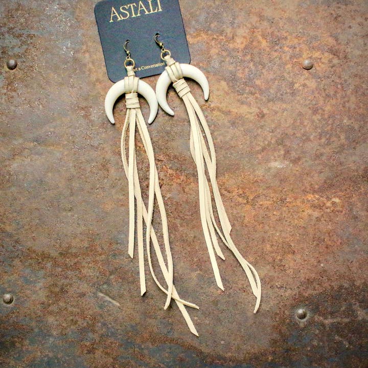 Boucles d'oreilles en corne acrylique et cuir - Pompon crème et blanc, faux pour la vente par ASTALI