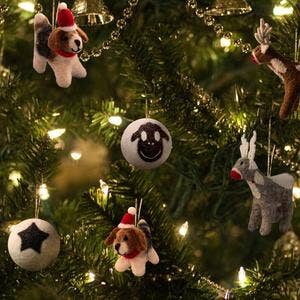 Friendsheep – Engroshandel Julepyntsæt – Julemandens Helpers Holiday Dog Eco Uldornament - Sæt med 43