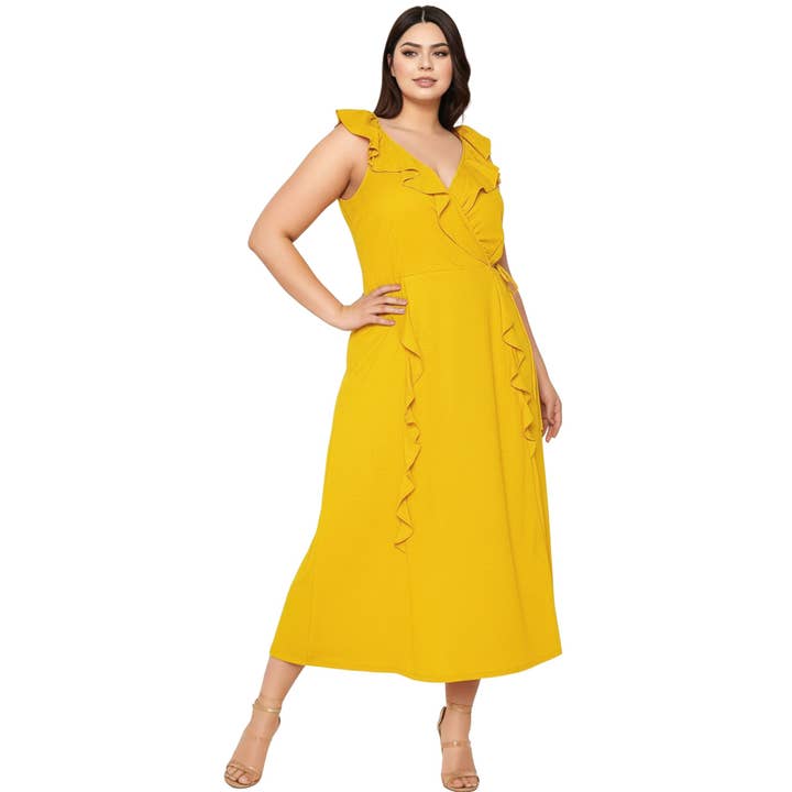 Robe longue portefeuille grande taille Nurode avec volants en moutarde pour la vente par Robin K