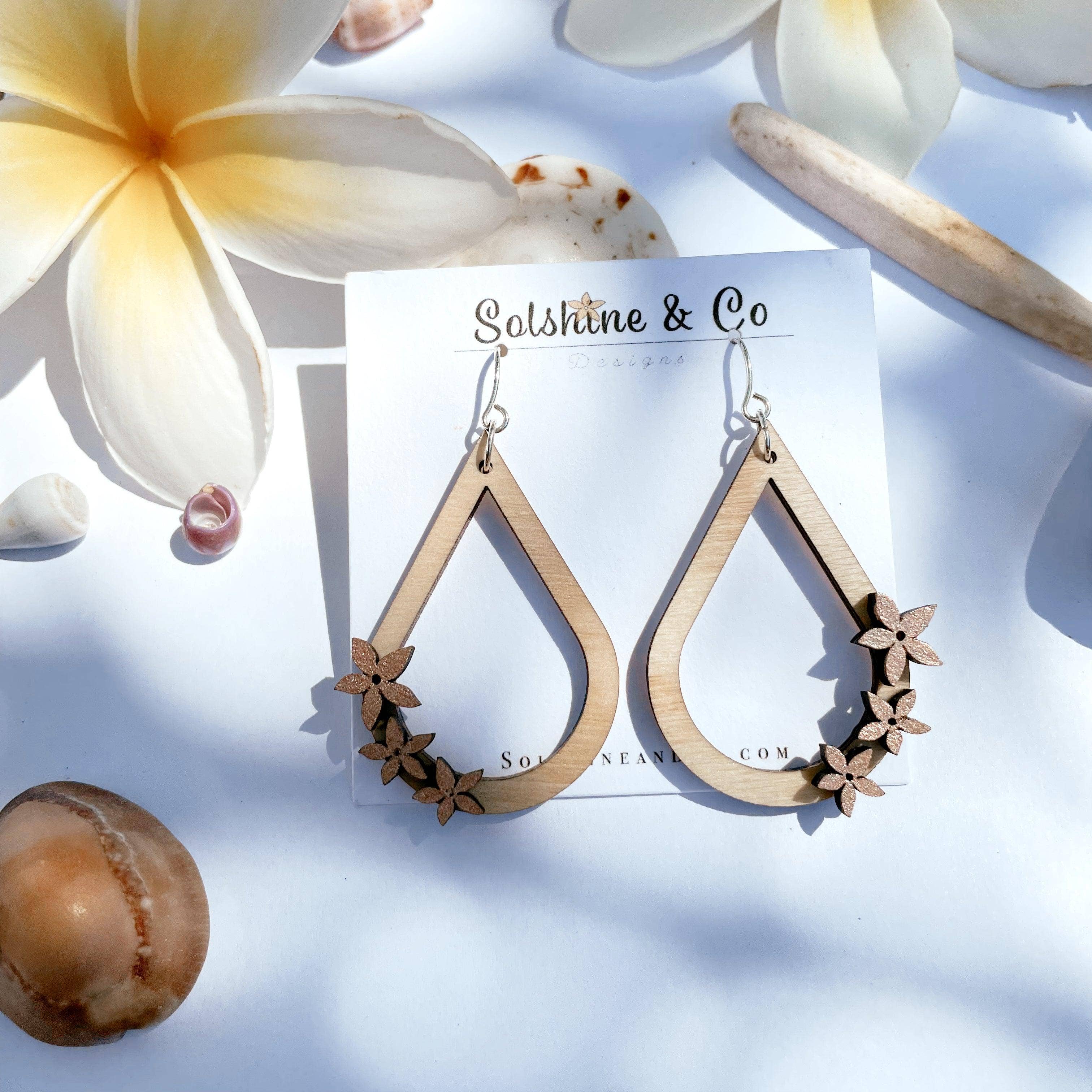 Solshine and Co - Vente Boucles d'oreilles pendantes - Gouttes en bois de frêne avec lei peints à la main1