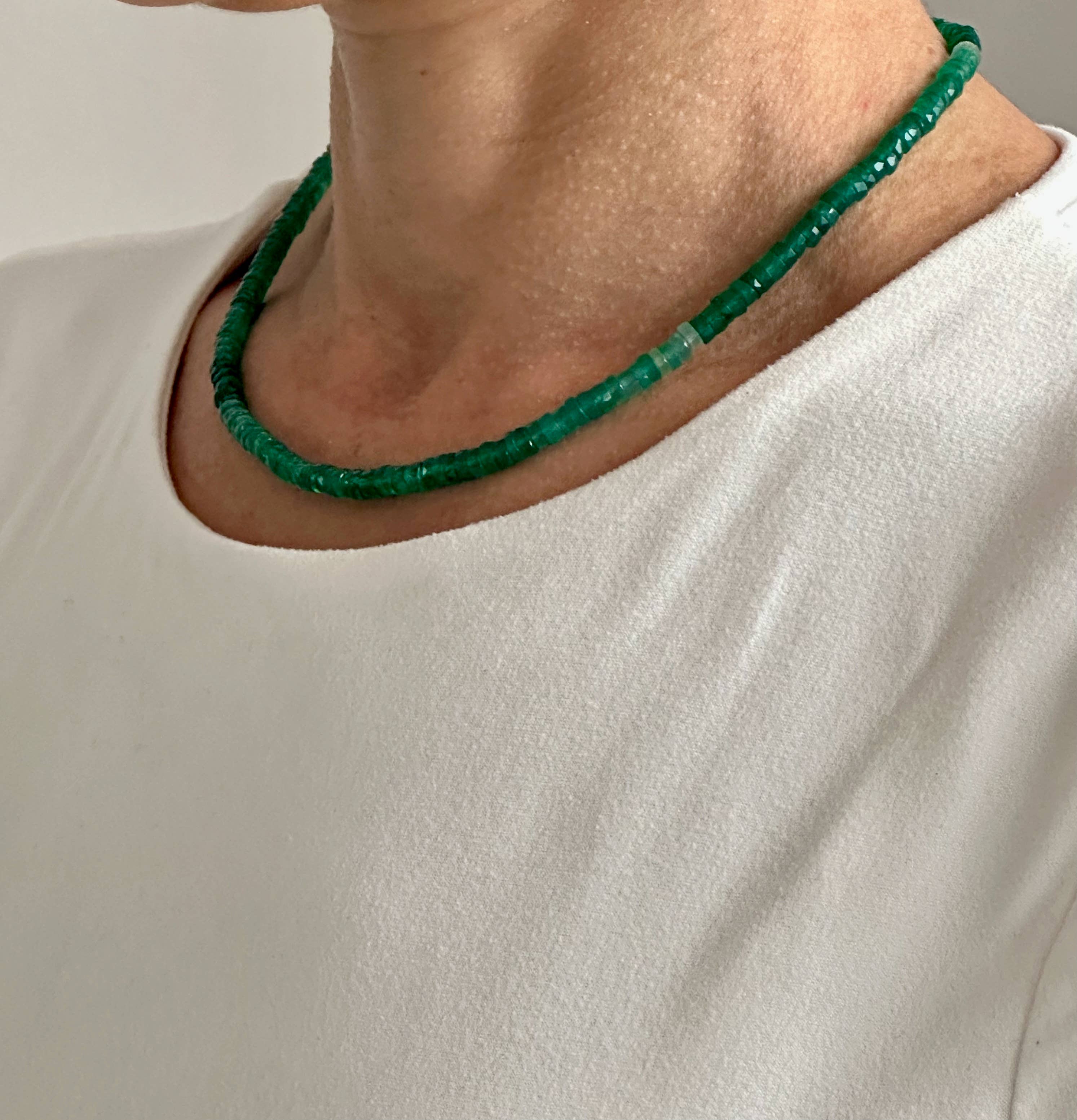 Anokhi Green | Handmade Gemstone Jewelry - Vendita all'ingrosso Collane di perline/perle - Collana in Onice | Sfumatura Verde Brillante | Collana con Perline di Pietra Preziosa3
