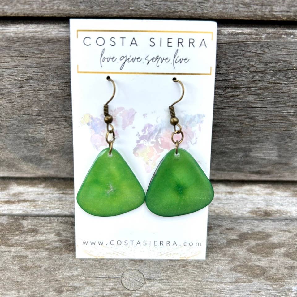 Costa Sierra – wholesale Hängande örhängen – Madalina örhängen i tagua, handfärgade och karvade med naturlig nötlook11