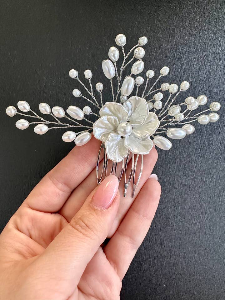 Eleganter Haarkamm mit weißer Blume für Braut für den Großhandel von N.Joya byCori