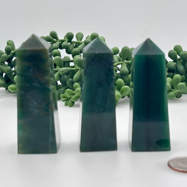 Obélisque en pierre précieuse de jade à 4 facettes 7,5 cm environ pour la vente par Meraki Gemstones