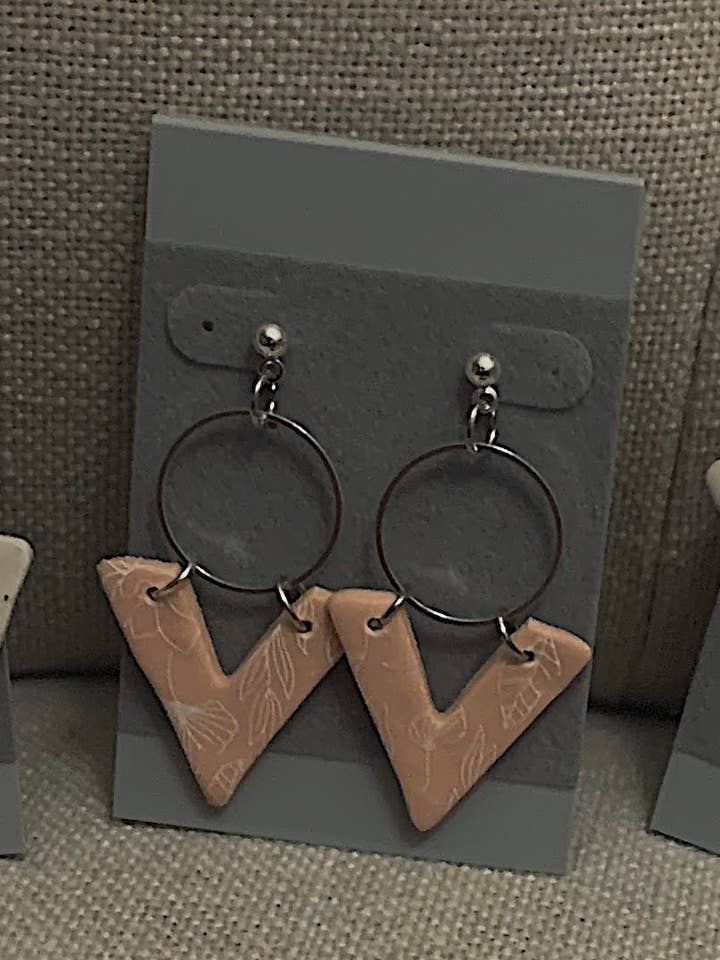 Drops en V à imprimé floral beige avec anneaux argentés pour la vente par Polymearrings Jewelry Co.