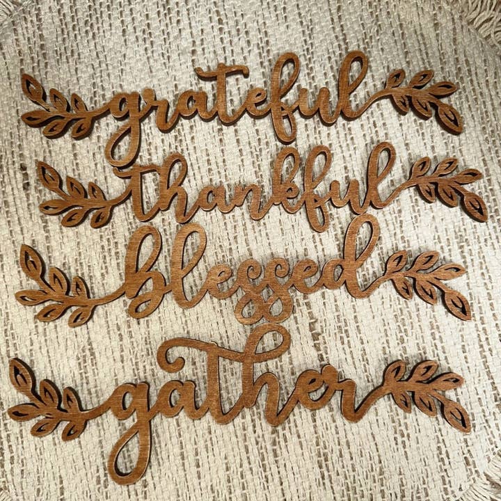Rustikaler Festtagstisch aus Holz mit Aufschrift | Vierer-Set | Grateful Blessed Thankful Gather | Herbstdekor | Bauernhausdekor für den Großhandel von Valdez Vibez