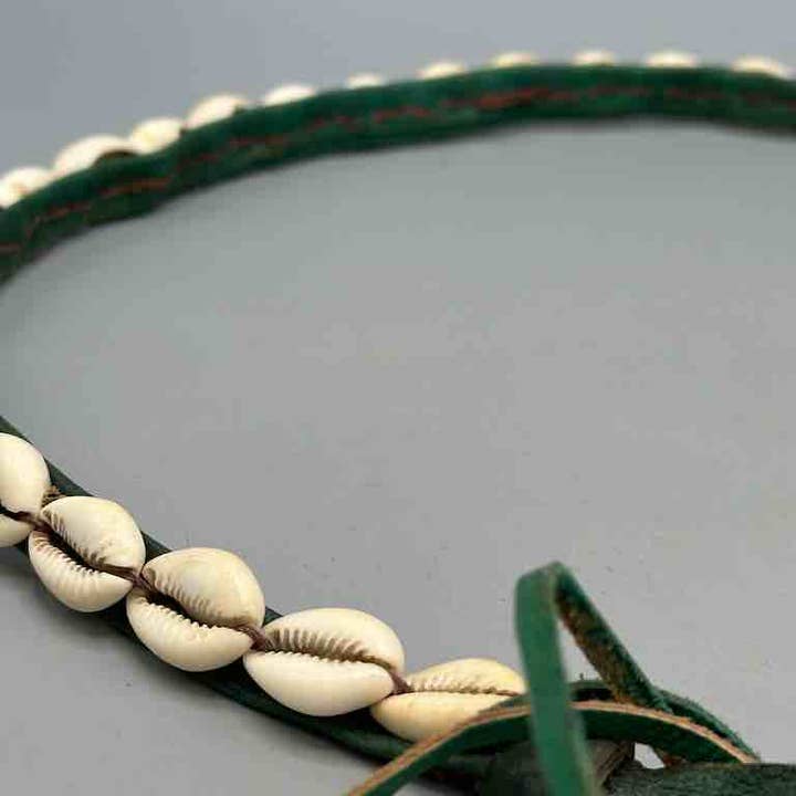 The Niger Bend – Großhandel Gürtel – Damen – Schmaler afrikanischer Krawattenverschluss aus echtem Kaurimuschelleder19