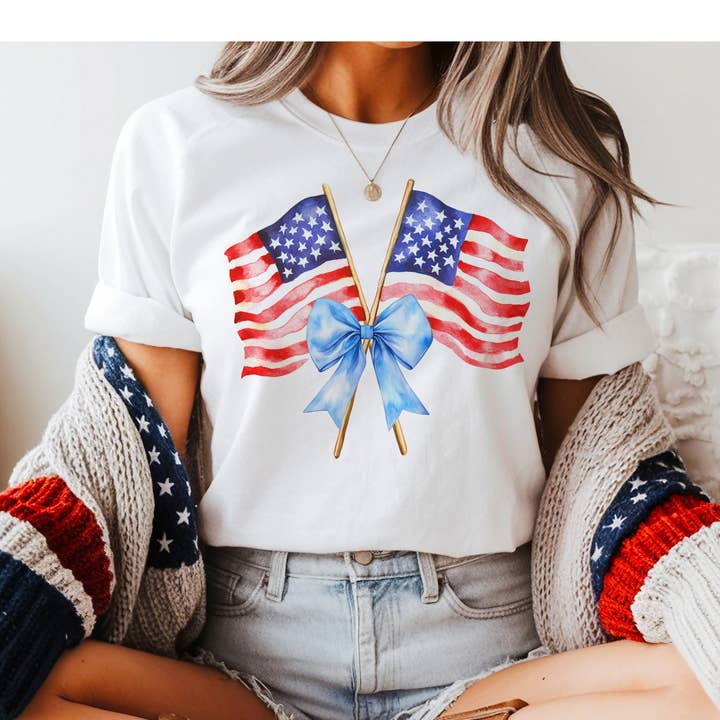 Par.tees by Party On! – Engroshandel Grafisk t-shirt - Dame – USA-flag patriotisk blå sløjfe 4. juli stjerner grafisk T-shirt