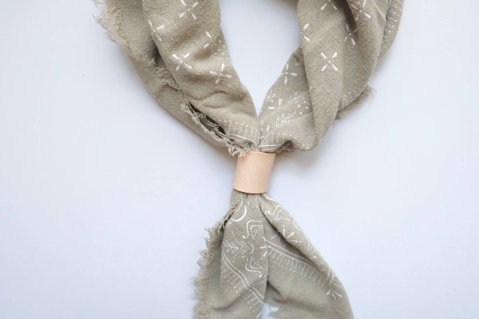 Eco Raw Studio - Venta al por mayor Bandana - Mujer - Pañuelo con estampado clásico gris salvia teñido naturalmente (blanco)2