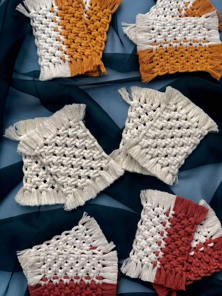 Sous-verres carrés en macramé, lot de 2 pour la vente par The Savage Hand