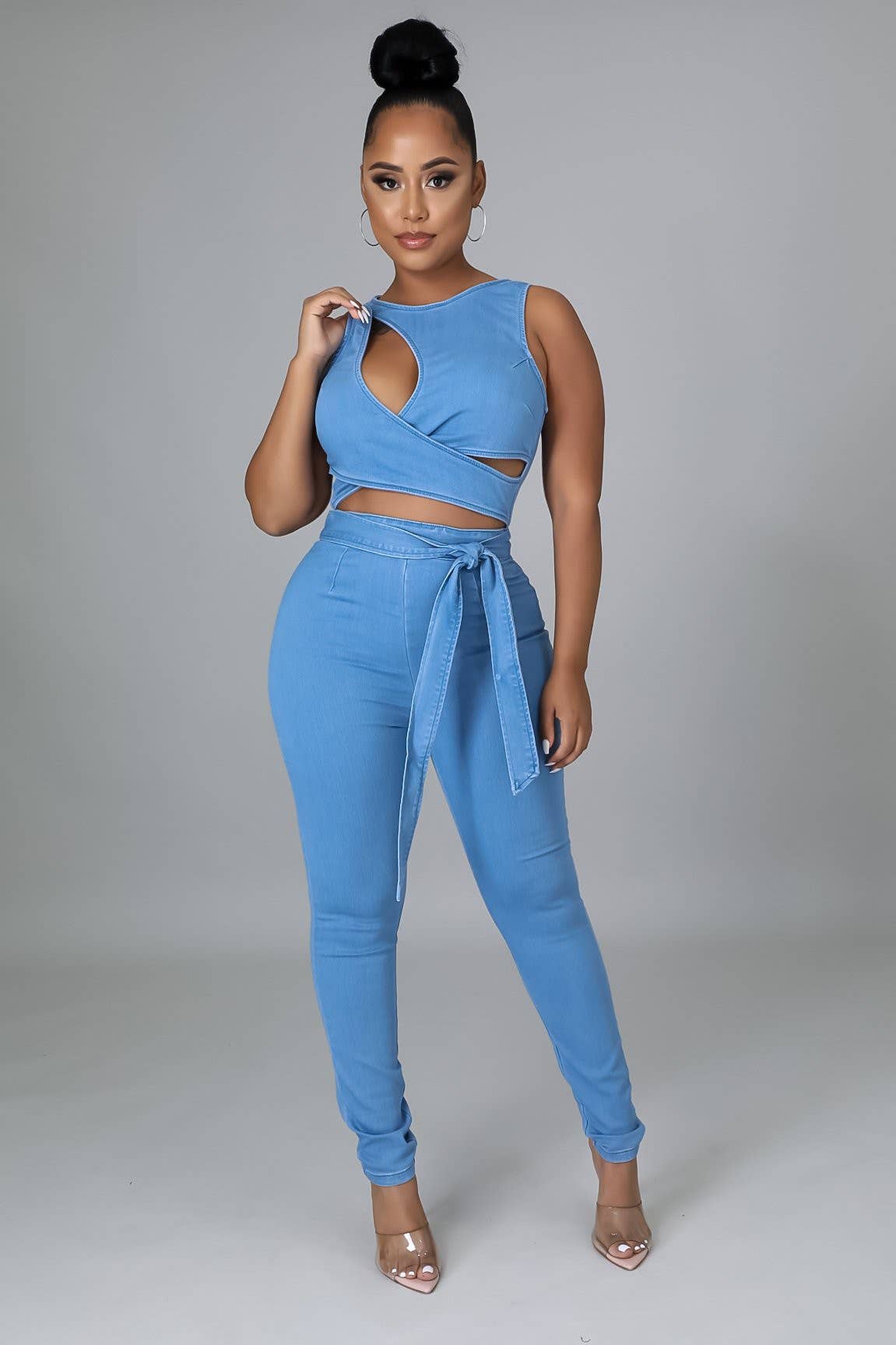 5besties inc – wholesale Jumpsuit - Dam – Jeansoverall med utskuret mönster och knytning8