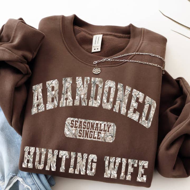 Version 2 de transfert DTF de femme de chasse abandonnée pour la vente par K and M Designs