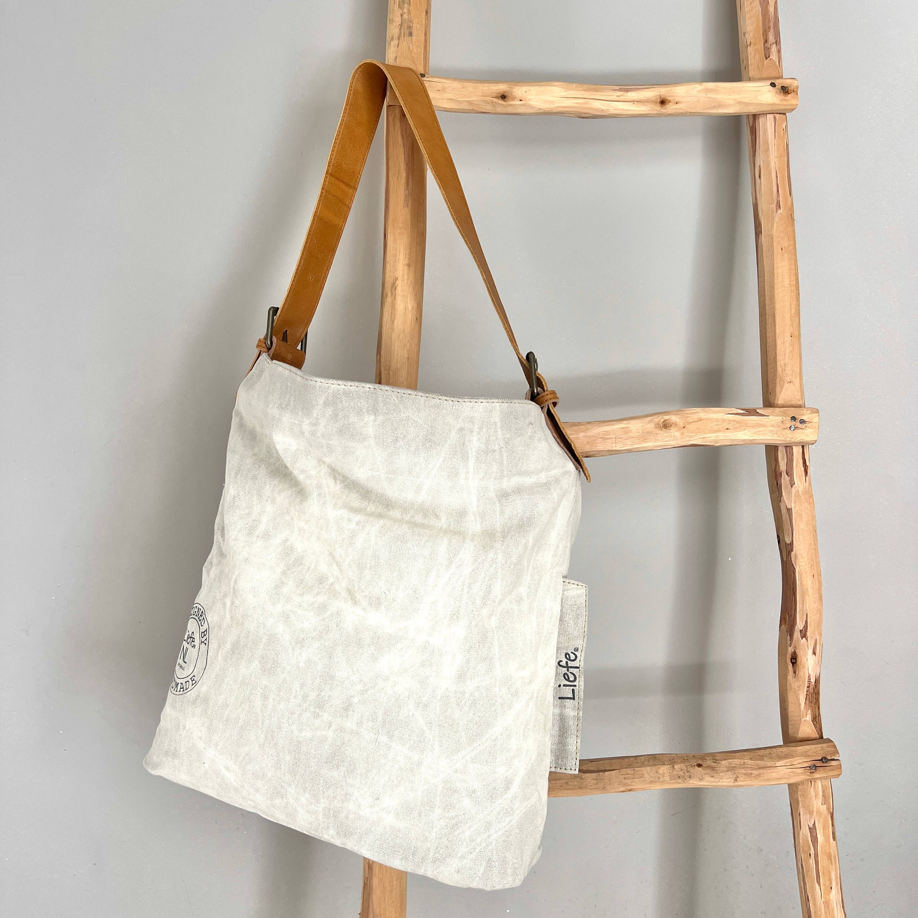 Liefe NL – Großhandel Schultertasche – Damen – BuckleBag Schultertasche aus recyceltem Canvas2