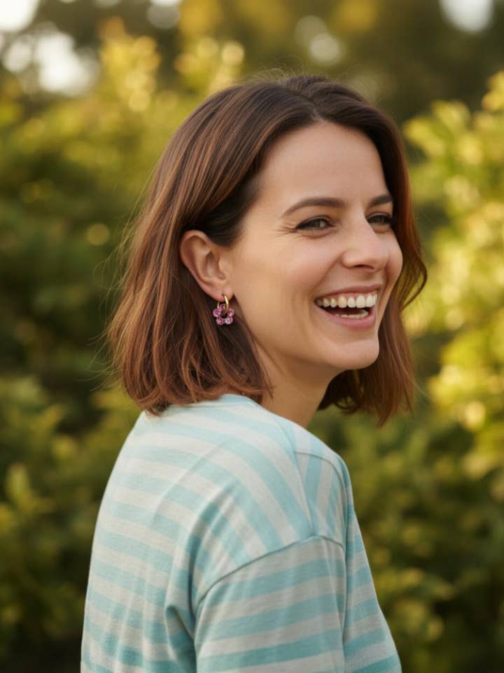 Brincos de flores com glitter em resina – Argolas artesanais & pingentes intercambiáveis por atacado de Atelier Tatice