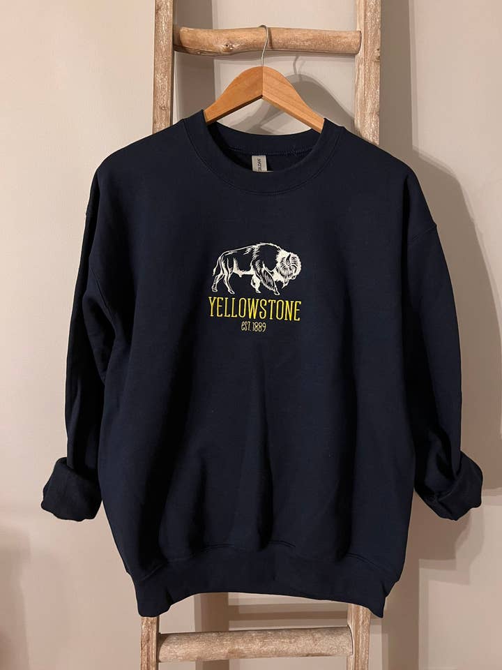 Girocollo ricamato Yellowstone, design del parco nazionale per la vendita all'ingrosso da parte di Rain Embroidery