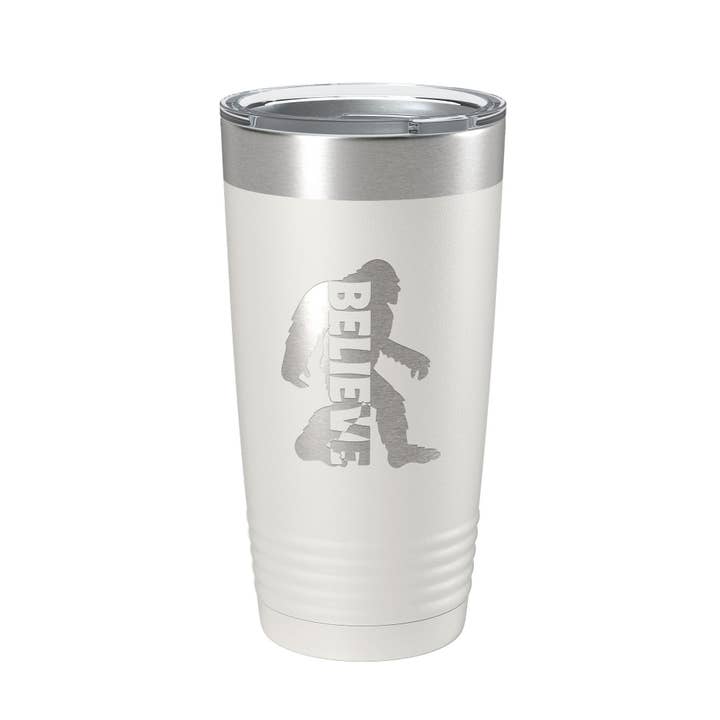 Bigfoot Tumbler I Believe Reisebecher Sasquatch Outdoorsman Camping-Geschenk, isolierte, lasergravierte Kaffeetasse, 20 Unzen für den Großhandel von CarveBright