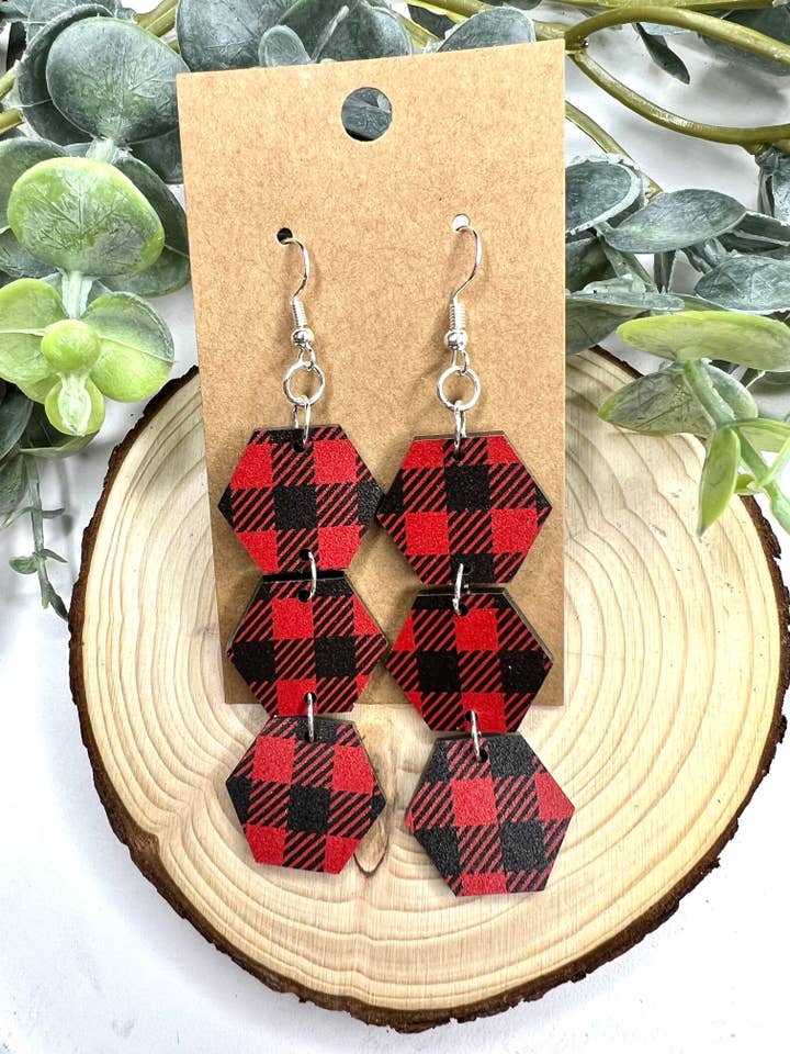 Boucles d'oreilles en acrylique à carreaux Buffalo à triple hexagone pour la vente par Lindsey Lane Wholesale