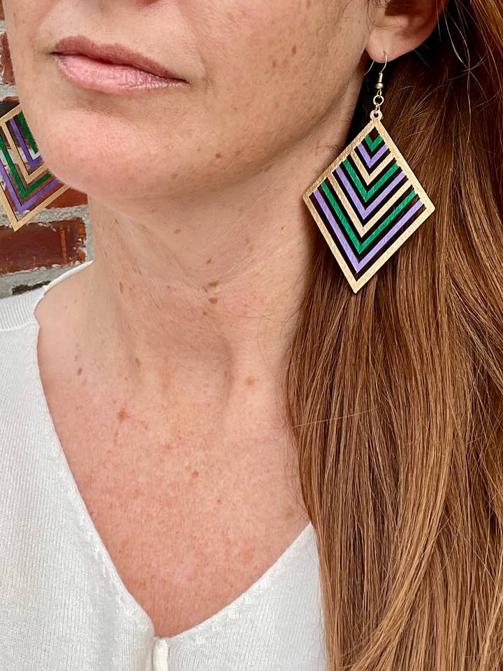Boucles d'oreilles losange Mardi Gras pour la vente par Elly Kate Designs