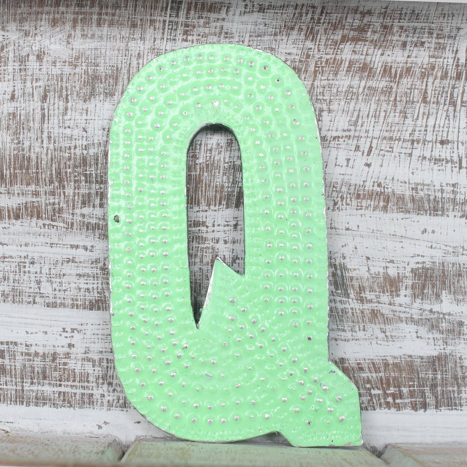 AWGifts Europe - Wholesale Decorative Tabletop Object - Letter "Q" - Assorted Colours - 15cm2