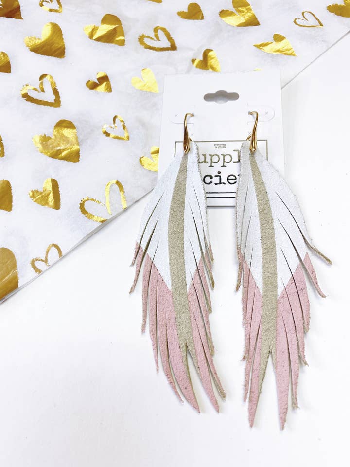 Orecchini corti in pelle con piume, verniciati bianco/rosa chiaro per la vendita all'ingrosso da parte di The Supply Society