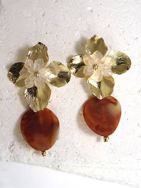 BOUCLES D'OREILLES PENDANTES EN ACRYLIQUE À FLEURS | 260394450 pour la vente par JOSSLYN by wall to wall