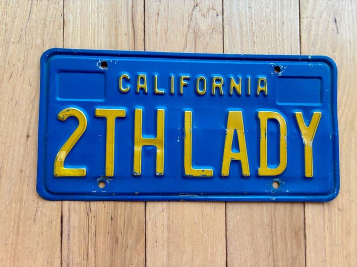 1970 Base Californien Forfængelighedsnummerplade - 2TH LADY for engroshandel hos RusticPlates