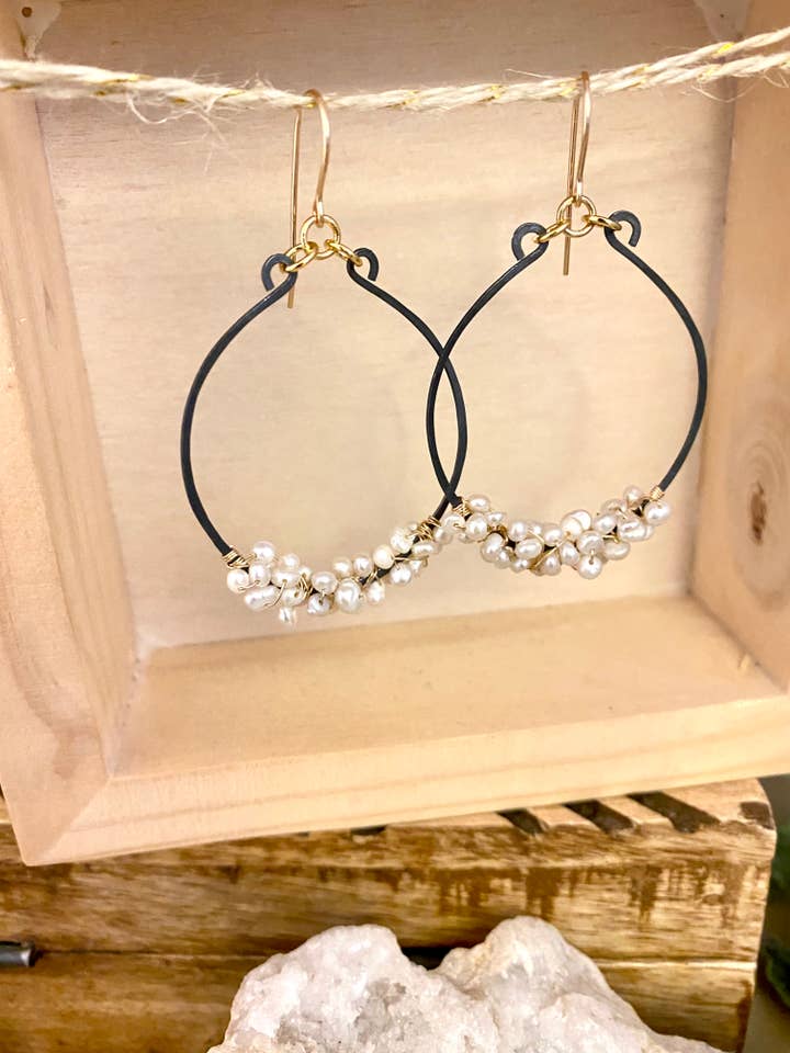 Cerchi a grappolo di perle ossidate - Cerchi in metallo misto per la vendita all'ingrosso da parte di Pyrite and Pearls