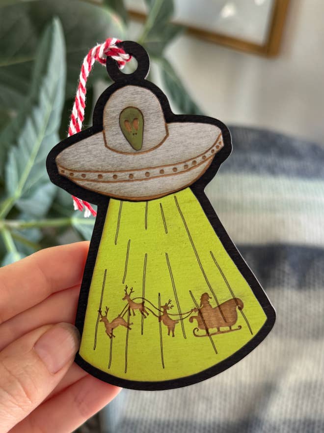 Weihnachtsmann wurde von einem Alien-Ornament entführt für den Großhandel von Citizen Home Decor