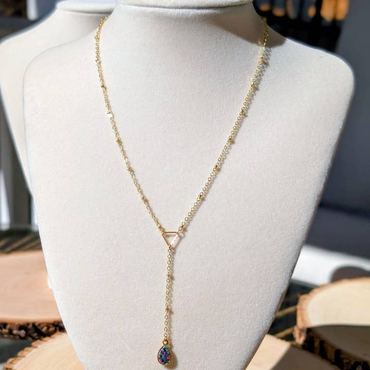Guld lariat-halskæde med opal-dråbe - koboltblå opal for engroshandel hos TillyPad Studios