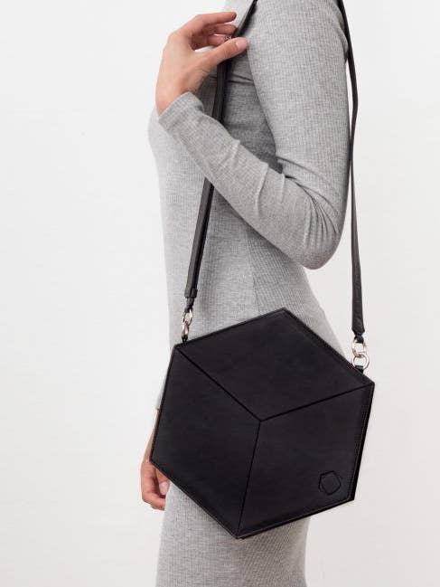 Hexacube plat - Noir pour la vente par NATALIA BERILO