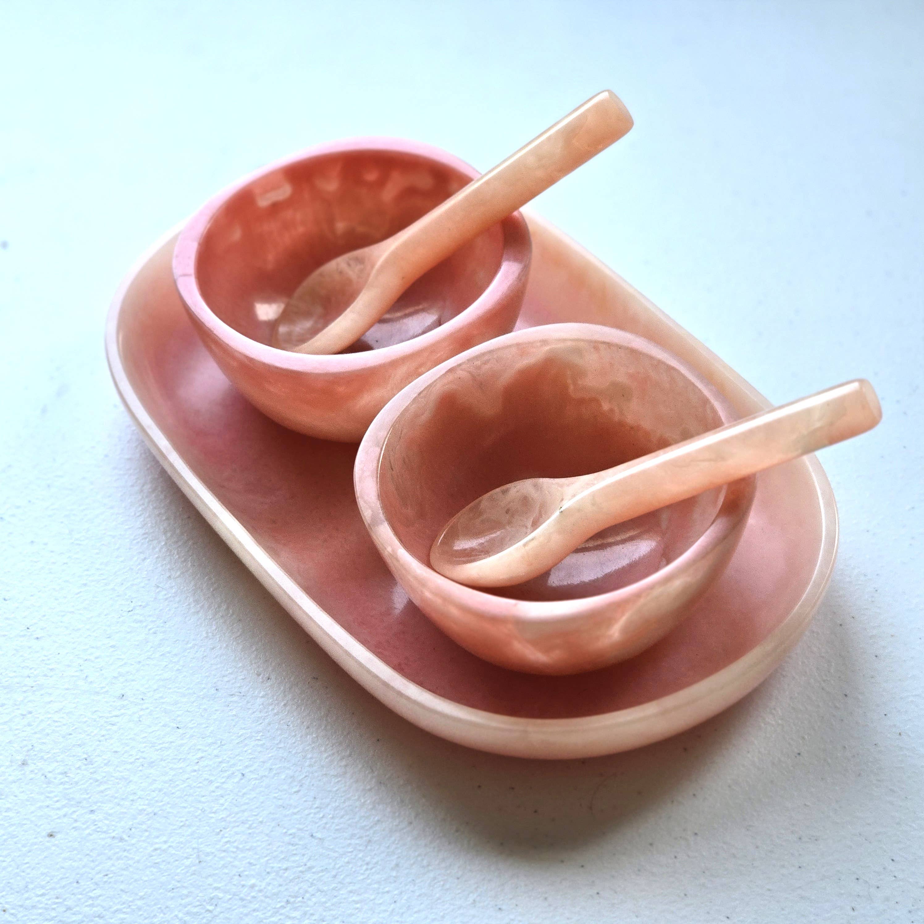 Gibb & Daan – Engroshandel Serveringsbakke – Lille serveringsbakke med 2 skåle og skeer - Håndhældt harpiks42