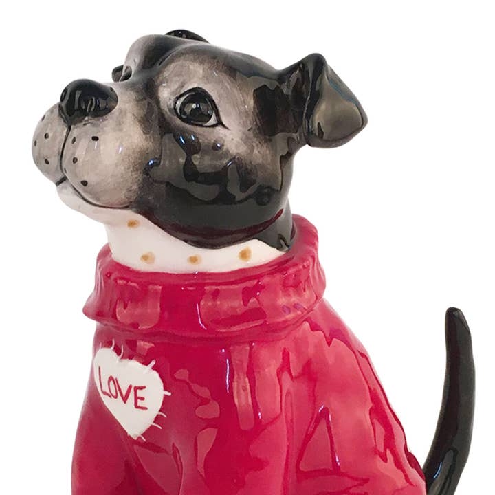 HUNDEFIGUR MIT ROTEM PULLI für den Großhandel von Blue Sky Clayworks