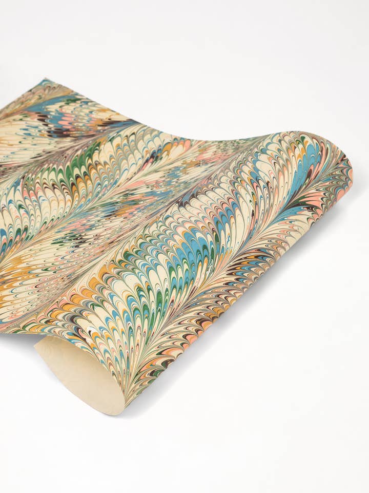 Fogli di carta da regalo con piume Flatiron marmorizzate a mano per la vendita all'ingrosso da parte di Inner Child