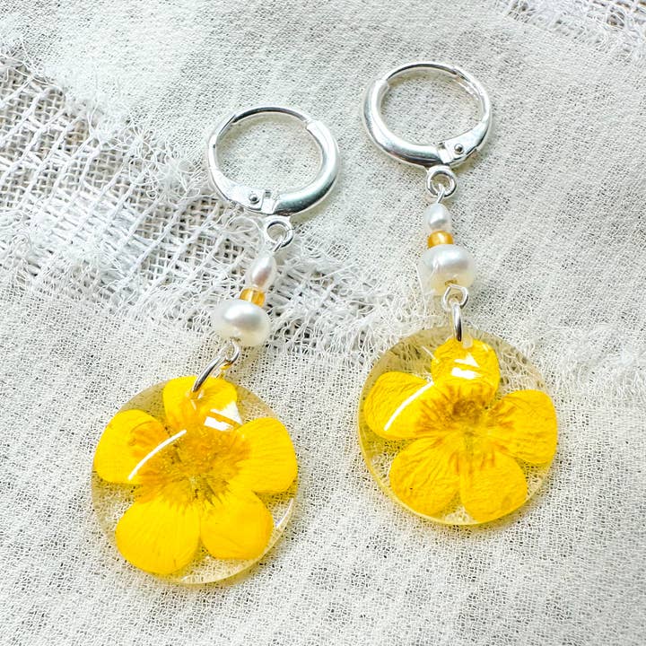 Orecchini a cerchio con perle a forma di ranuncolo per la vendita all'ingrosso da parte di Cast & Clover