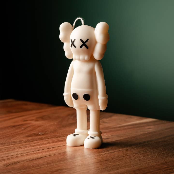 Allure CA – Großhandel Geschenkkerze – Kaws Companion (stehend) Kerze – Künstlerische Interpretation5